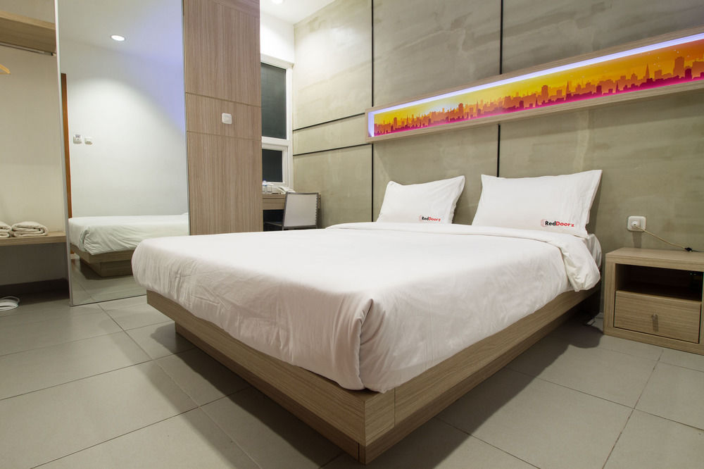 Reddoorz Plus @ Setiabudi Eight Jakarta Luaran gambar