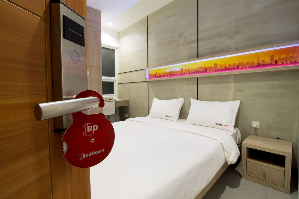 Reddoorz Plus @ Setiabudi Eight Jakarta Luaran gambar