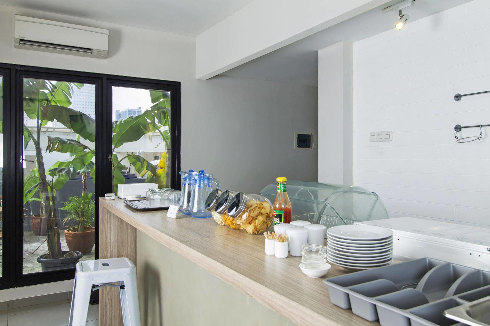 Reddoorz Plus @ Setiabudi Eight Jakarta Luaran gambar