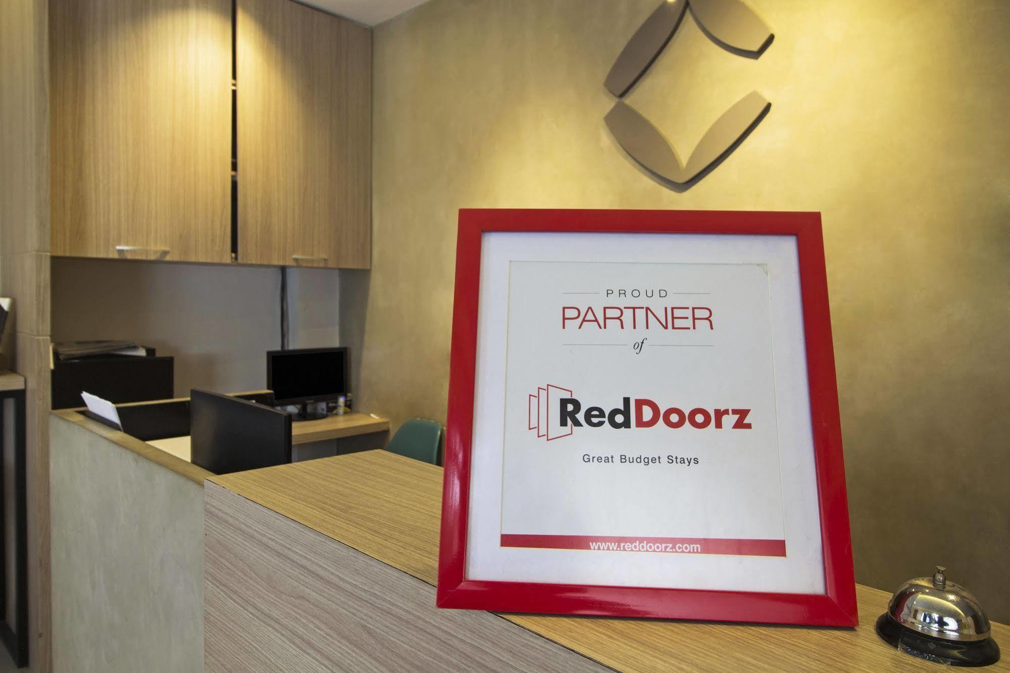 Reddoorz Plus @ Setiabudi Eight Jakarta Luaran gambar