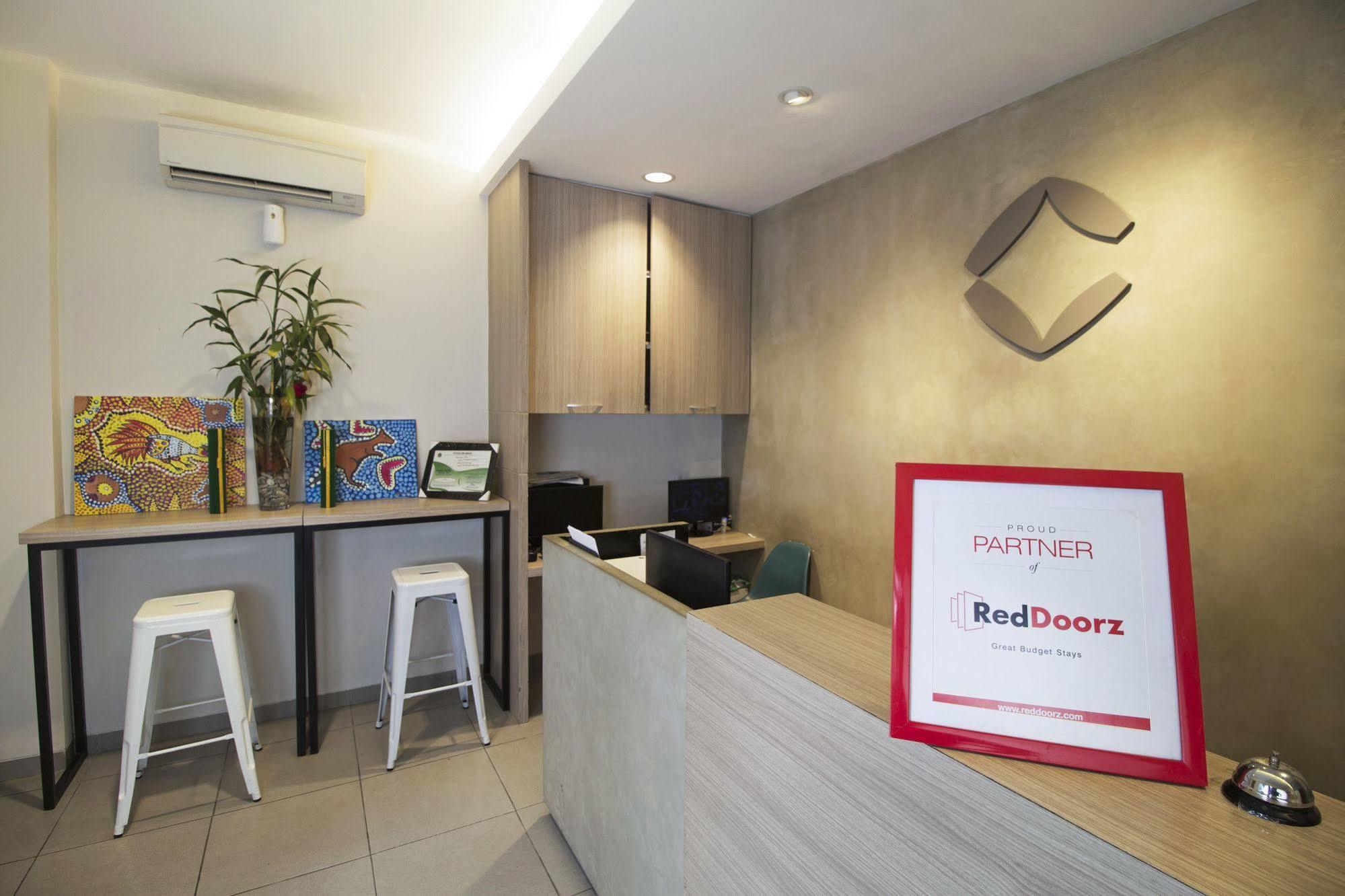 Reddoorz Plus @ Setiabudi Eight Jakarta Luaran gambar