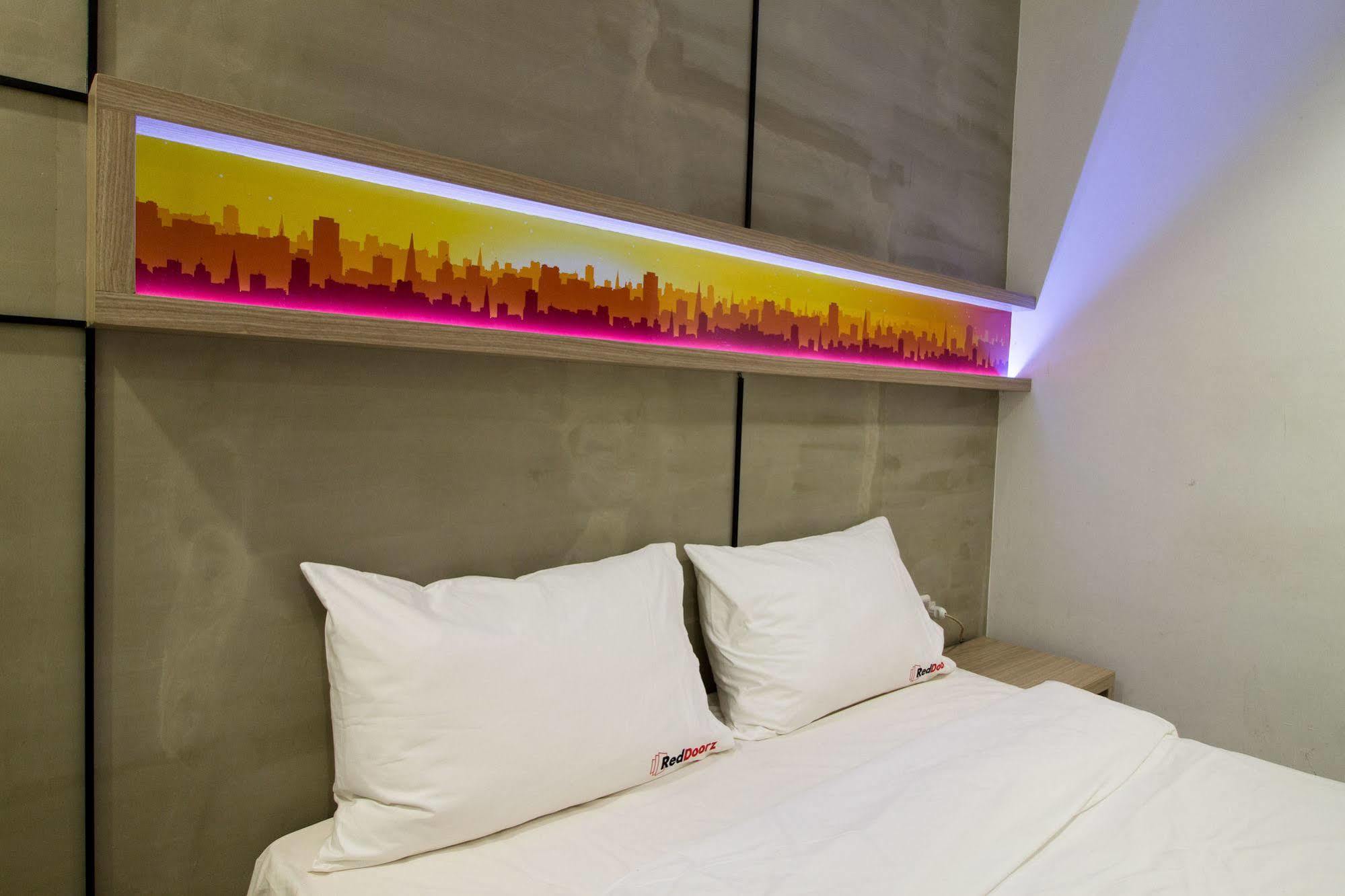 Reddoorz Plus @ Setiabudi Eight Jakarta Luaran gambar