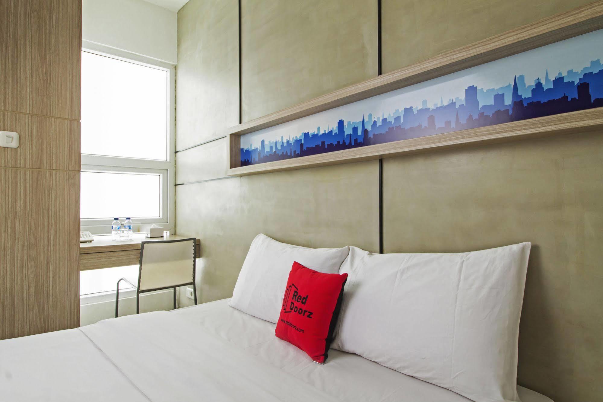 Reddoorz Plus @ Setiabudi Eight Jakarta Luaran gambar