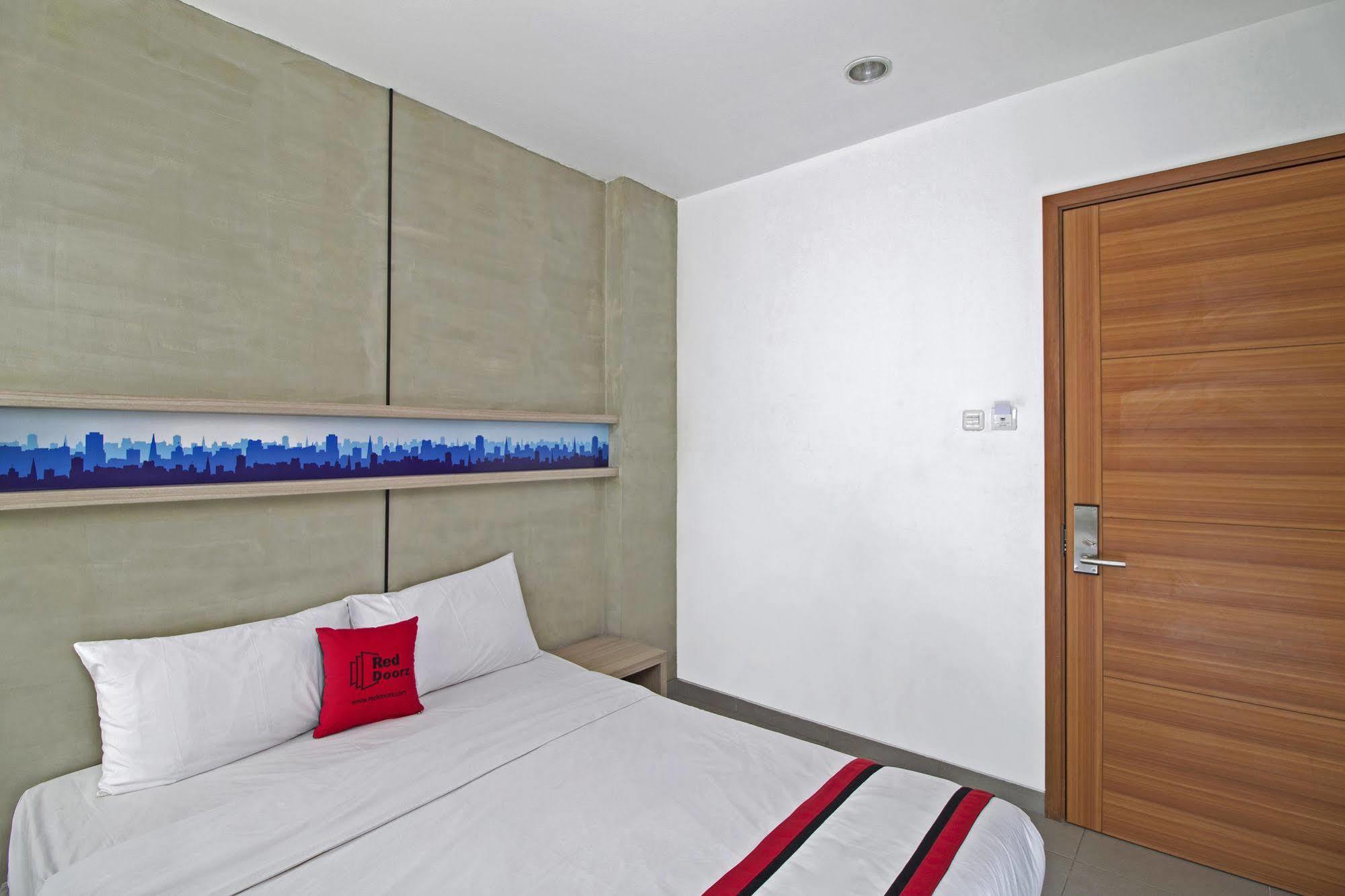 Reddoorz Plus @ Setiabudi Eight Jakarta Luaran gambar
