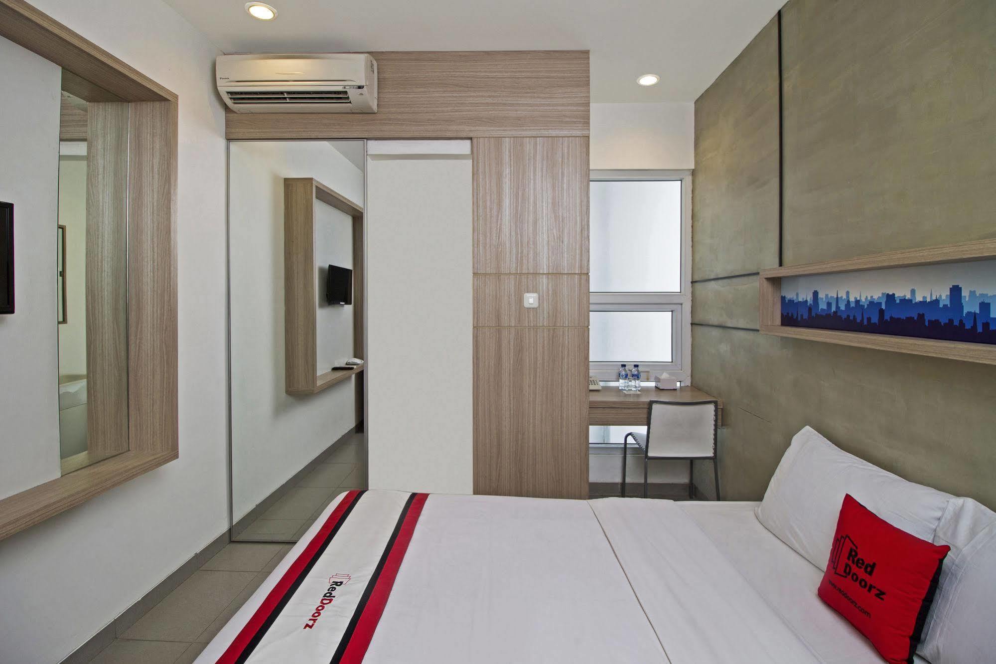 Reddoorz Plus @ Setiabudi Eight Jakarta Luaran gambar