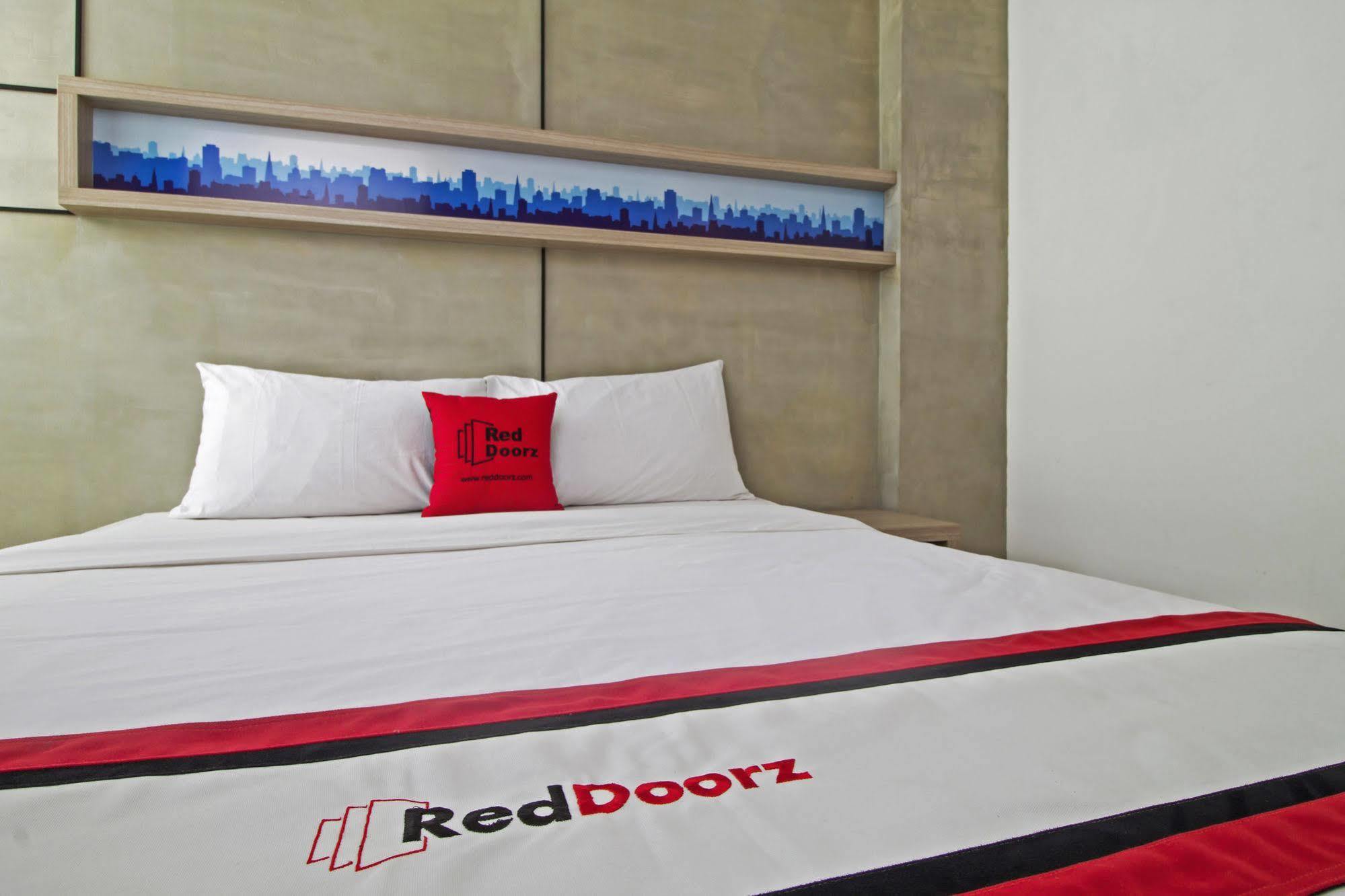 Reddoorz Plus @ Setiabudi Eight Jakarta Luaran gambar