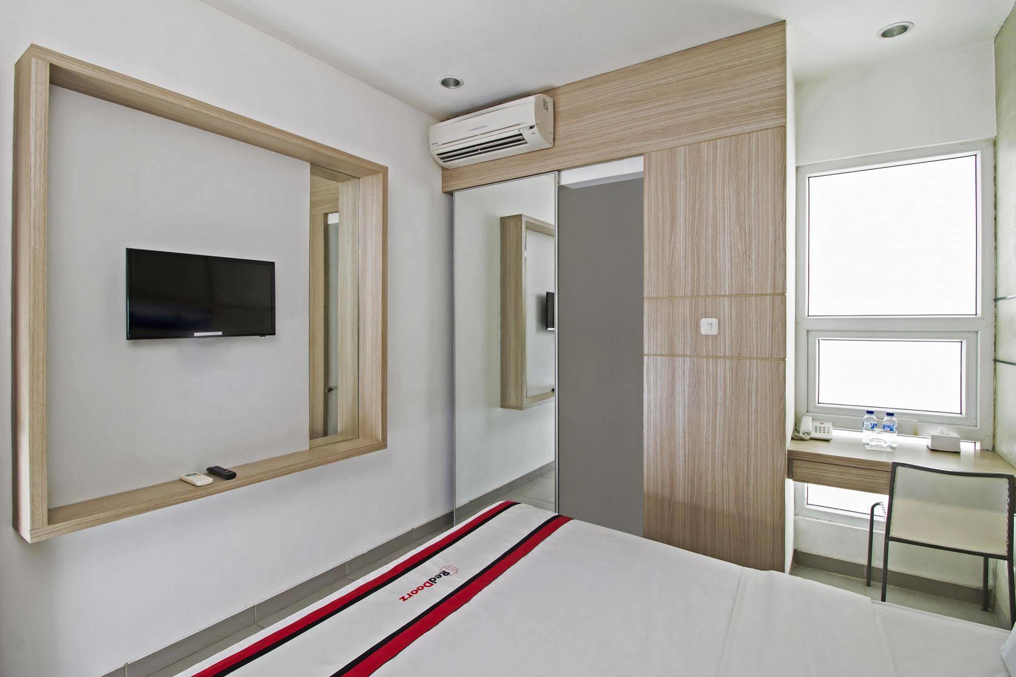 Reddoorz Plus @ Setiabudi Eight Jakarta Luaran gambar