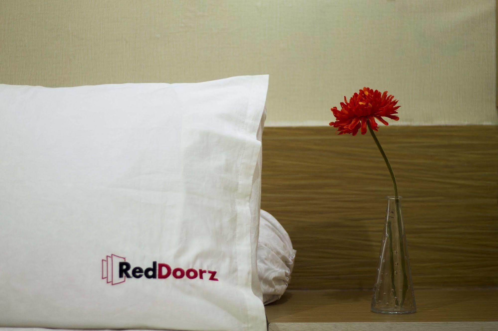 Reddoorz Plus @ Setiabudi Eight Jakarta Luaran gambar